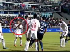 Momento cuando el balón impactó en la mano izquierda de Jonathan Paz.