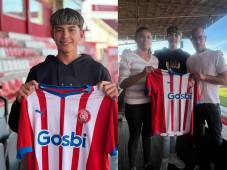 Isaac Ruiz Durán mostrando con orgullo la camisa del Girona en su presentación.