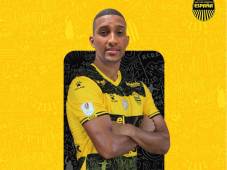 Daniel Aparicio tiene 24 años de edad, juega de defensa y también se desempeña como volante de contención.