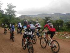 Ciclistas sampedranos se plantan y piden apoyo al Alcalde Roberto Contreras a que ilumine las vías tras constantes atropellos