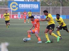 Real España se complicó al final del partido para derrotar a Lobos UPNFM.