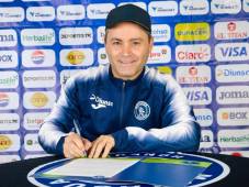 Javier López, nuevo técnico de Motagua, estampó su firma con el Ciclón Azul. Foto cortesía de Motagua.