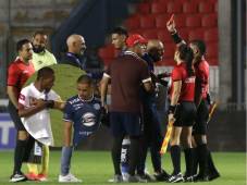 Armando Castro mostró dos tarjetas rojas contra Olimpia después del clásico capitalino.