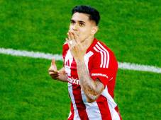 Luis Palma celebra su primer gol con la camisa del Olympiacos en la semifinal contra AEK Atenas.