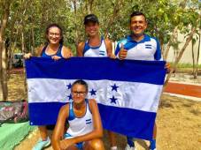 Las hondureñas muestran su felicidad tras conseguir una destacada actuación en el toreno WJT.