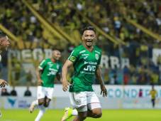 Festejo de Alexy Vega tras su doblete en el derbi sampedrano. Foto cortesía Marathón.