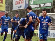 Celebración de los jugadores de Victoria con el gol en el segundo tiempo. Fotos Mauricio Ayala y Jeffred Ramírez.