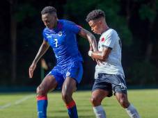 Carnejy Antoine siendo marcado por Yasniel Matos en el duelo de Nations League entre Haití y Cuba.