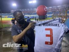 Isaí Mendoza con su camiseta autografiada por Alphonso Davies. Foto: Mauricio Ayala.