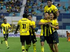 Real España pulverizó a un tímido Olancho FC que llegó exhibiendo sus fichajes y se fue derrotado en el inicio del Apertura 2025