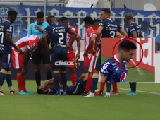 ¡Se le hizo chichote! El fuerte golpe de Lucas Campana contra Jonathan Bornstein en el partido entre Motagua - Vida