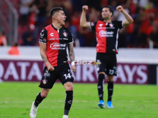 Los futbolistas del Atlas celebran el triunfo memorable ante Olimpia en el Estadio Jalisco de Guadalajara. FOTO: Karla López.