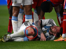 ¡Entre dos jugadores! La terrible falta para cárcel que recibió Messi en amistoso de Argentina ante Panamá