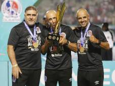 El entrenador del Olimpia, Eduardo Espinel, conquistó el bicampeonato en todo el 2025 al mando del equipo albo y está liderando las votaciones de los Premios DIEZ 2025.