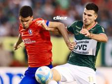 Nicolás Messiniti tuvo su duelo con Clinton Bennett en el duelo de la final de ida en San Pedro Sula. Fotos Mauricio Ayala, Yosep Amaya y Neptalí Romero.