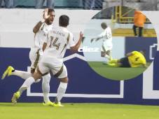 Denis Bouanga celebró su gol y el primero de la noche frente a Real España luego del penal de Capeluto. Foto Mauricio Ayala.