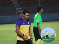 El entrenador de Victoria Carlos Padilla durante uno de sus juegos en el Torneo Apertura 2021.