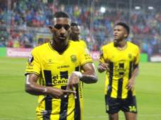 La celebración de Daniel Aparicio Jacobs en el gol de Real España en la primera parte.