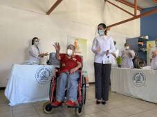 Elizabeth Castillo de 91 años fue la primera persona vacuna en Costa Rica contra el coronavirus.