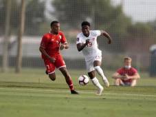 <b>Christopher Nunez Reeves</b> enfrentando a Alphonso Davies en un duelo Islas Caimán vs Canadá.