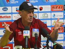 Pedro Troglio se fue molesto de la conferencia de prensa tras la pregunta punzante de un periodista olanchano.