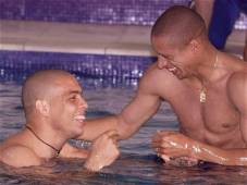 Ronaldo junto a su gran amigo Roberto Carlos.
