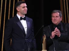 Abucheado con el premio: el argentino Dibu Martínez gana el Trofeo Yashin al mejor portero de la temporada