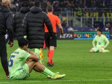 Barcelona tendido en el césped tras la eliminación en las semifinales de la Champions League.