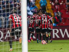 Alajuelense humilló y baja del liderato al Motagua en la Copa Centroamericana; ambos clasificaron a cuartos