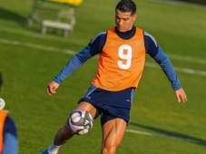 Cristiano Ronaldo no solo sigue haciendo historia dentro de la cancha a sus 41 años, sino también fuera de ella. En 2026, el portugués se mantiene como uno de los deportistas más ricos del planeta gracias a sus millonarios contratos, patrocinios globales y un imperio empresarial que ha sabido construir durante más de dos décadas.