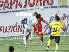 Terrible fallo del delantero Erick Yío Puerto frente a la meta de Real España. Fotos Neptalí Romero.