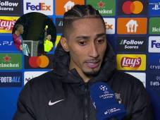 Raphinha anotó un doblete ante Benfica en la Champions League.