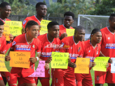 Cada uno de los jugadores de la Real Sociedad aparecieron con carteles diferentes al momento de posar ante el público en el Estadio Francisco Martínez de Tocoa. FOTOS: Neptalí Romero.