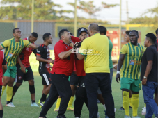 “Tato” García se fue con todo a reclamarle al árbitro del partido tras decretar el pitazo final. FOTO: Neptalí Romero.