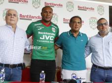 Juan Anangonó fue presentado por la dirigencia del Marathón como nuevo fichaje de los verdolagas.