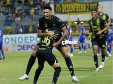 Real España y Victoria juegan este domingo en el Estadio Francisco Morazán de San Pedro Sula. FOTOS: Neptalí Romero.