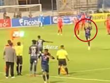 Rodrigo Auzmendi es reemplazado bajo fuerte silbatina de los aficionados del Motagua ante Real Sociedad en el Nacional