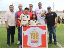Bengtson posando con orgullo con la camiseta que le regaló Olimpia, su trofeo, y sus dos hijos.