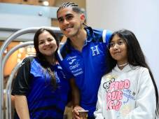 Luis Palma y su bonito gesto con aficionados hondureños que esperaron por muchas horas en el hotel de concentración