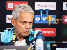 El entrenador hondureño en conferencia de prensa en Houston. FOTOS: MAURICIO AYALA.