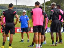 Ya se fue uno y podrían irse tres más: Troglio haría limpia en el plantel del Olimpia para el 2024