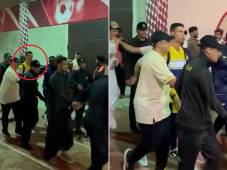 Cristiano Ronaldo es escoltado por hombres que forman un círculo para que nadie lo interrumpa en su paso.