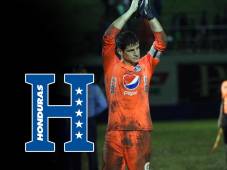 Jonathan Rougier le agradece a los aficionados olanchanos que lo aplaudieron después de su juegazo en el Juan Ramón Brevé Vargas. FOTO: Alex Pérez.