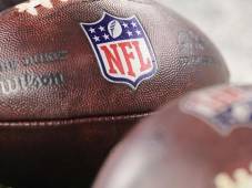Conoce los horarios, los cantantes y canales para ver los primeros juegos de playoffs de la NFL este 2024.