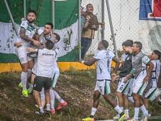 Josué Villafranca y el resto de sus compañeros del Juticalpa FC en el festejo del gol. Foto cortesía Juticalpa FC.