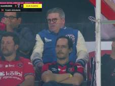 El entrenador mexicano Miguel Piojo Herrera estuvo presente en el estadio Alejandro Morera Soto.