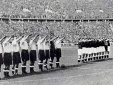 El 14 de Mayo de 1938, Alemania recibía a Inglaterra en un partido amistoso y para tratar de tener armonía entre ambos países, los ingleses hicieron el saludo nazi cuando Alemania cantaba su himno.
