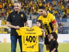 Elías Burbara, presidente del Real España, haciéndole entrega de la camiseta a Jhow Benavúdez.