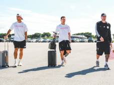 Luis Suárez, Lionel Messi y Rodrigo de Paul previo a subirse al avión que los llevó a Perú. Foto Inter Miami.