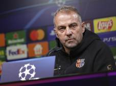 Flick no puede responder a la pregunta de muchos y destaca el regreso de figura del Barcelona: Nos ayuda muchísimo